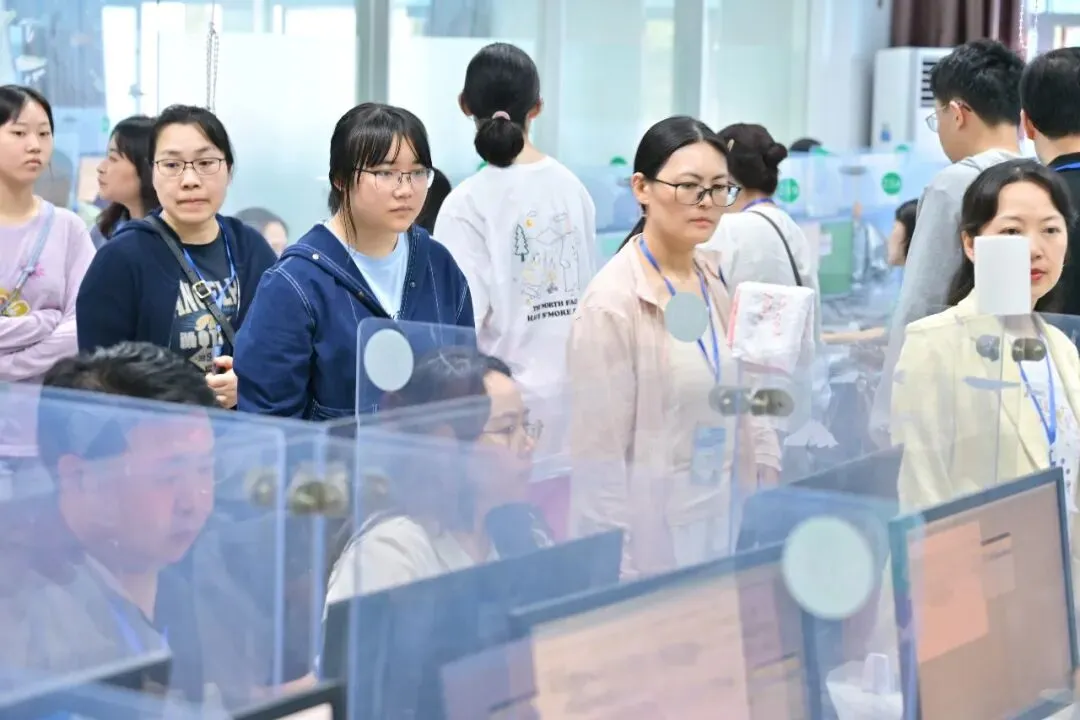 走进中考阅卷基地!贵阳阅卷开放日,贵州教育报记者“零距离”见证阳光评卷全过程-第5张图片-四季读书网
