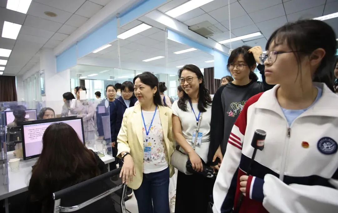 走进中考阅卷基地!贵阳阅卷开放日,贵州教育报记者“零距离”见证阳光评卷全过程-第6张图片-四季读书网