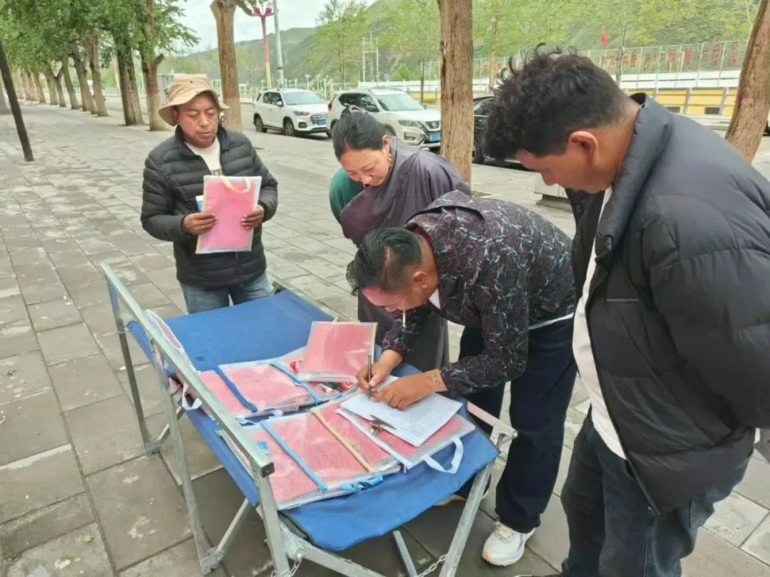 班玛县新华书店开展中考爱心助考活动-第2张图片-四季读书网