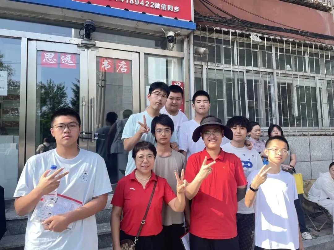 【繁荣学校·直击中考】红装相伴 暖心护航——2026届吉林省实验繁荣学校带考掠影(一)-第7张图片-四季读书网