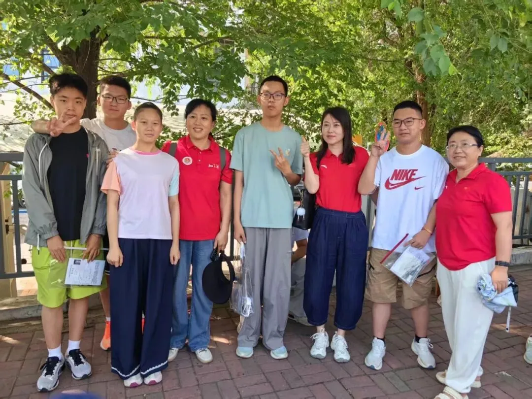 【繁荣学校·直击中考】红装相伴 暖心护航——2026届吉林省实验繁荣学校带考掠影(一)-第8张图片-四季读书网