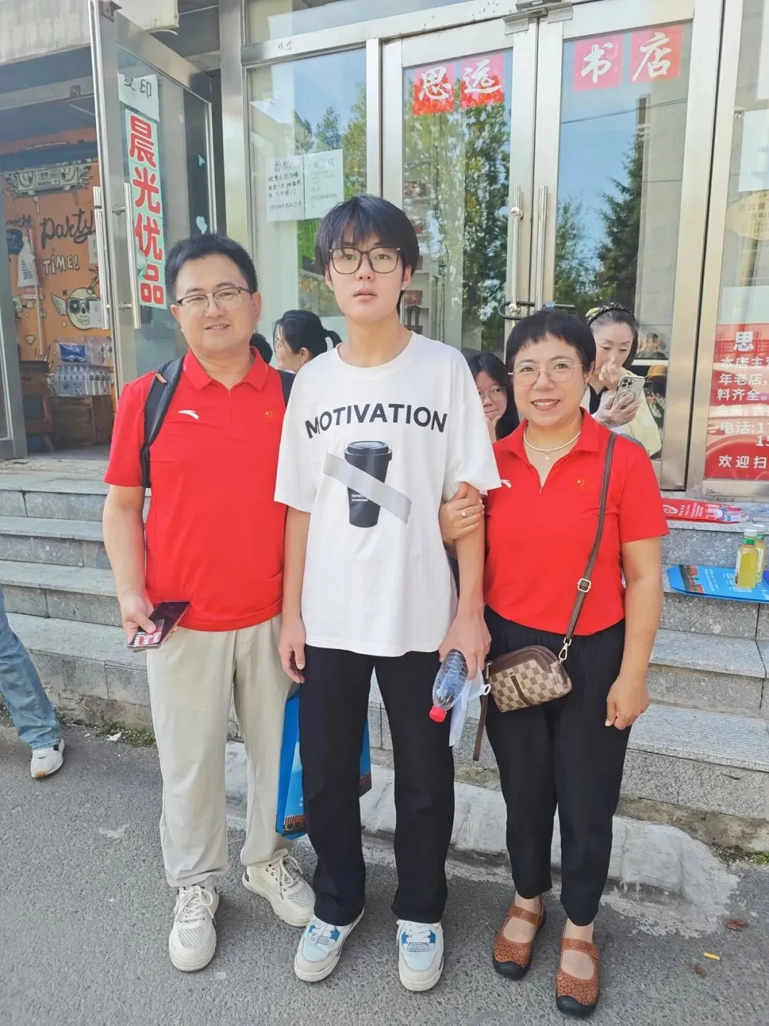 【繁荣学校·直击中考】红装相伴 暖心护航——2026届吉林省实验繁荣学校带考掠影(一)-第10张图片-四季读书网
