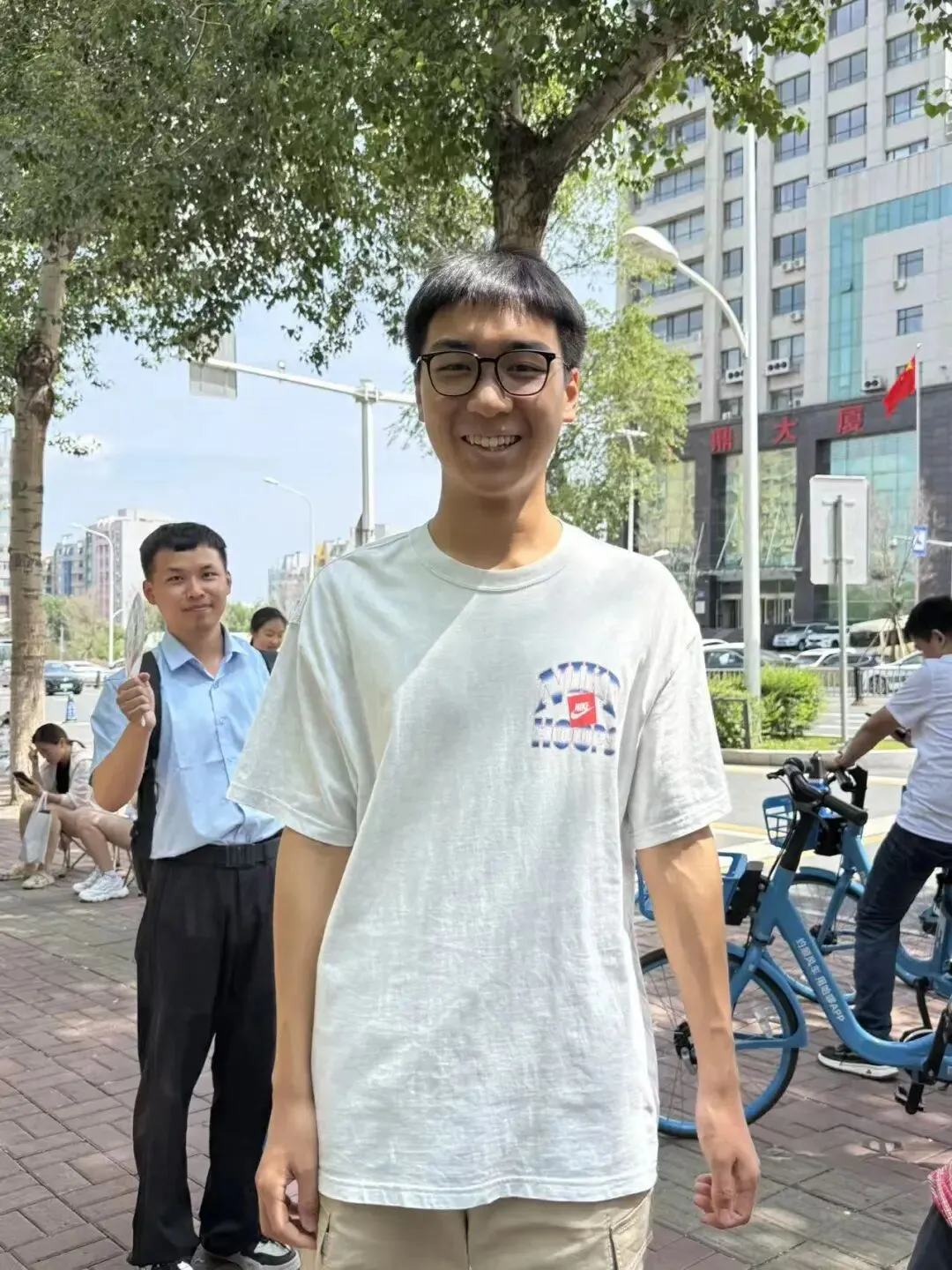 【繁荣学校·直击中考】红装相伴 暖心护航——2026届吉林省实验繁荣学校带考掠影(一)-第14张图片-四季读书网