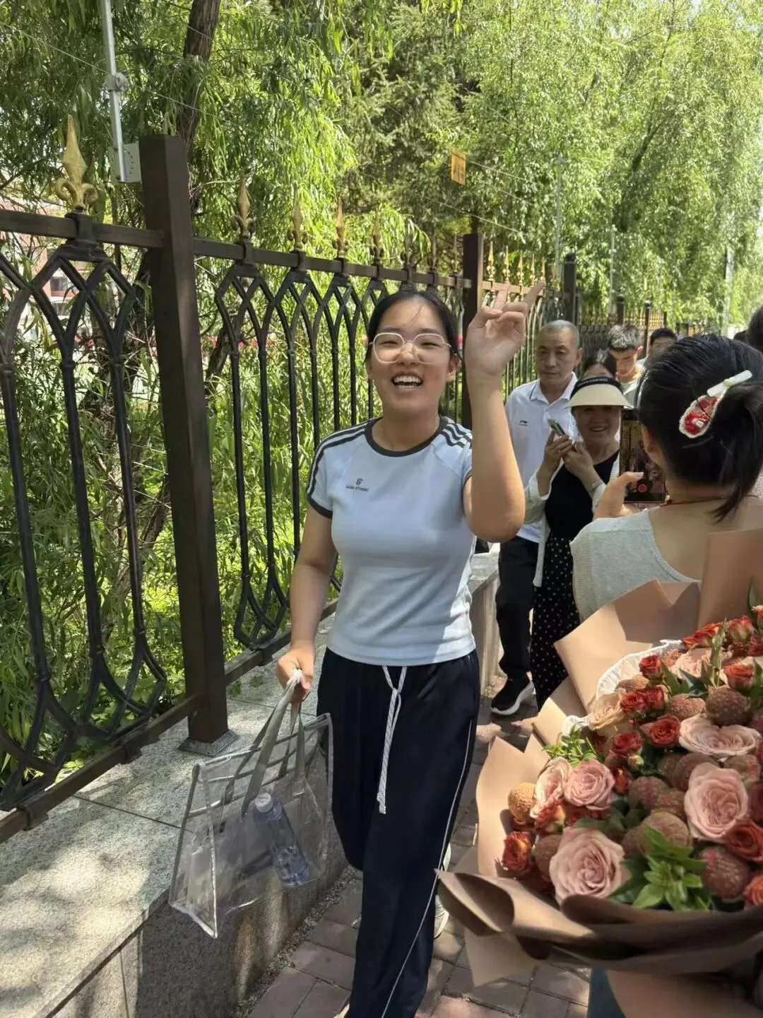 【繁荣学校·直击中考】红装相伴 暖心护航——2026届吉林省实验繁荣学校带考掠影(一)-第16张图片-四季读书网