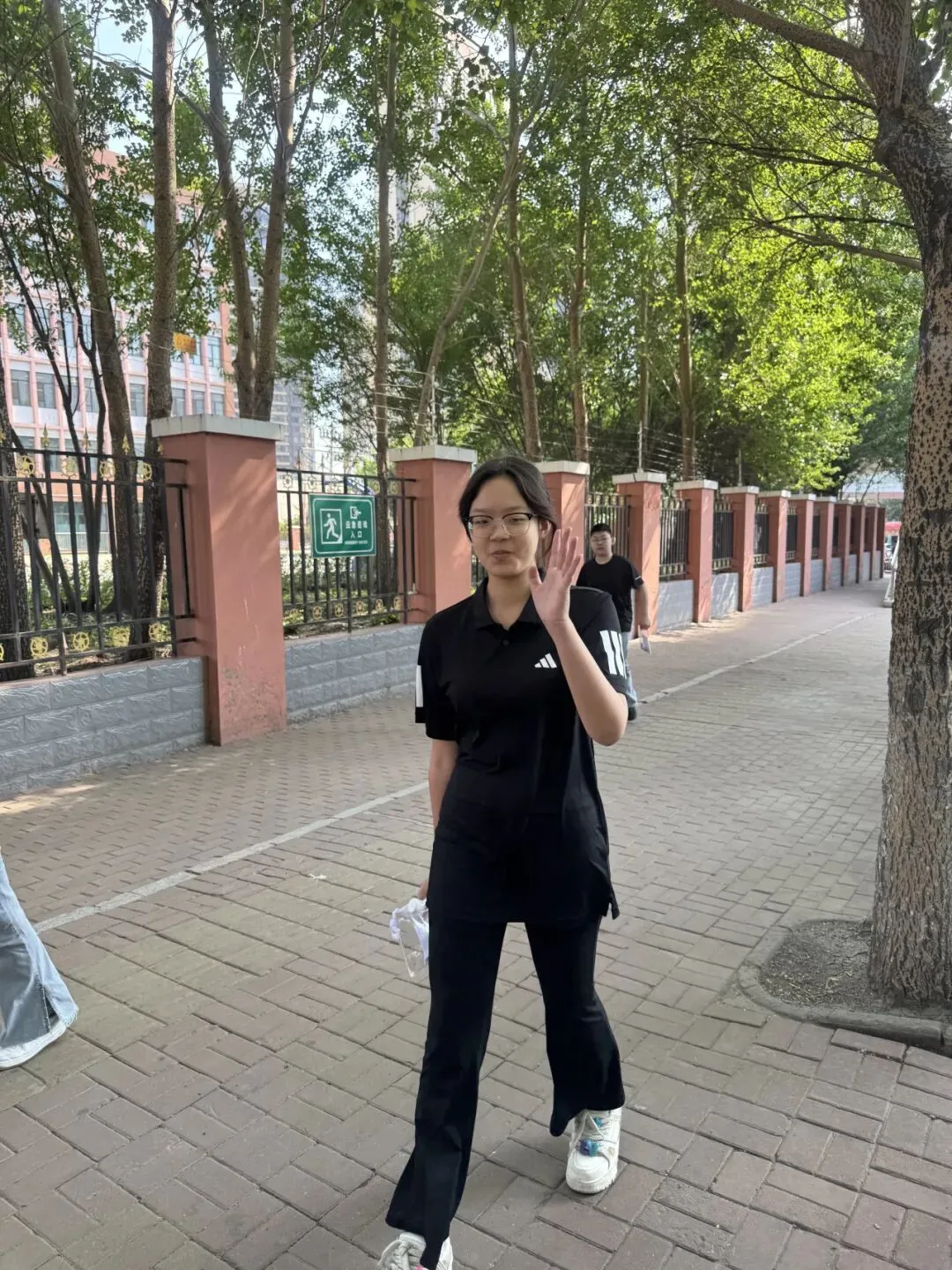 【繁荣学校·直击中考】红装相伴 暖心护航——2026届吉林省实验繁荣学校带考掠影(一)-第17张图片-四季读书网