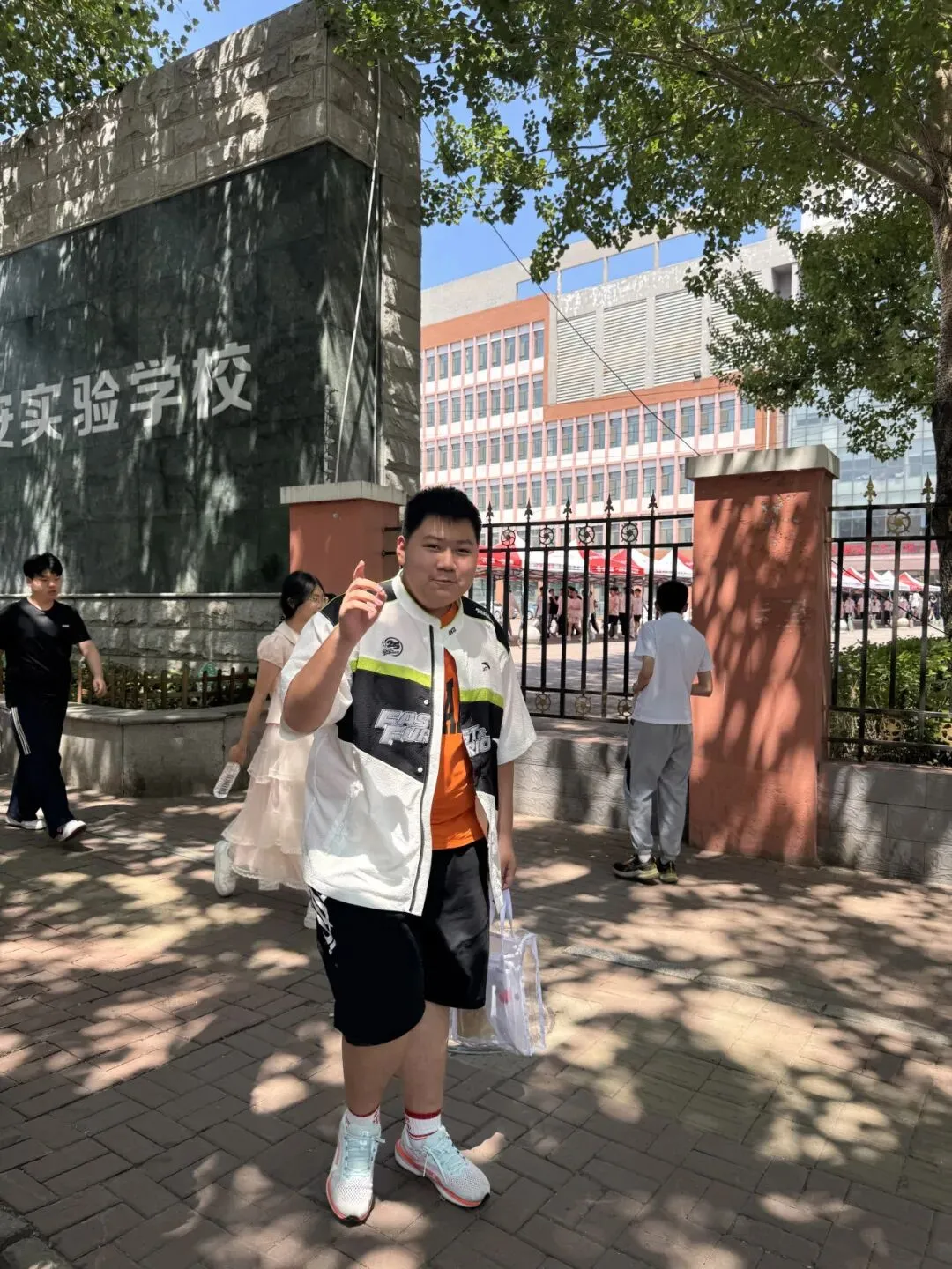 【繁荣学校·直击中考】红装相伴 暖心护航——2026届吉林省实验繁荣学校带考掠影(一)-第19张图片-四季读书网