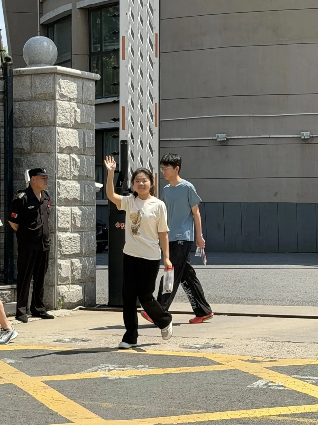【繁荣学校·直击中考】红装相伴 暖心护航——2026届吉林省实验繁荣学校带考掠影(一)-第22张图片-四季读书网