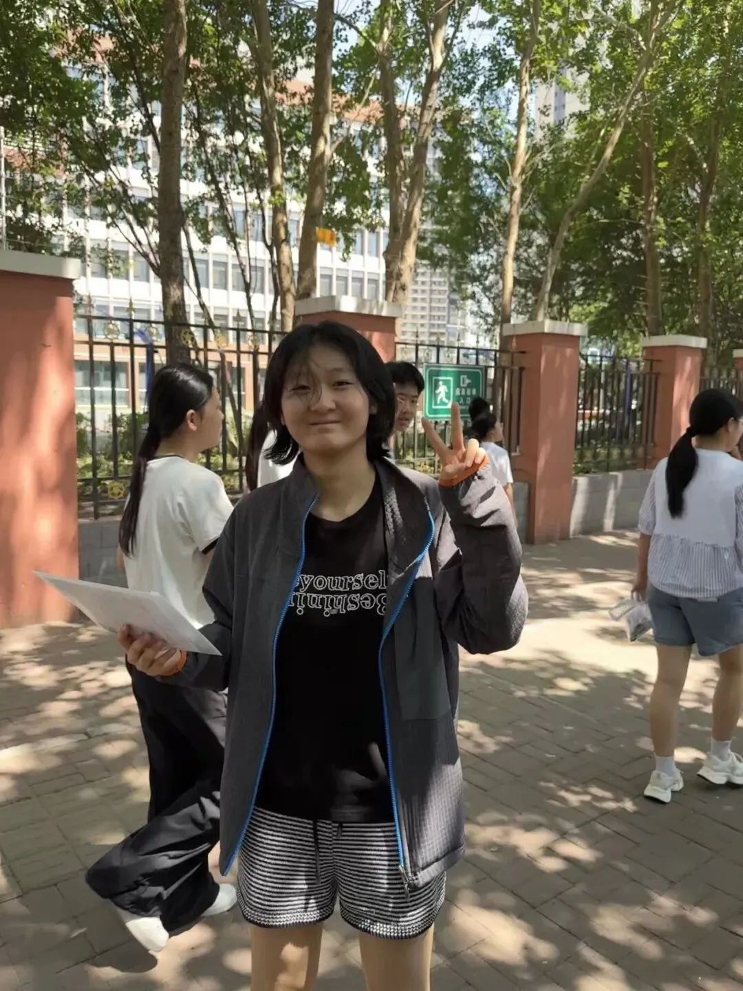 【繁荣学校·直击中考】红装相伴 暖心护航——2026届吉林省实验繁荣学校带考掠影(一)-第23张图片-四季读书网