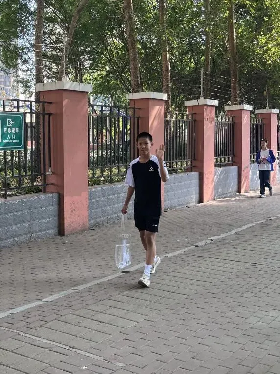【繁荣学校·直击中考】红装相伴 暖心护航——2026届吉林省实验繁荣学校带考掠影(一)-第28张图片-四季读书网