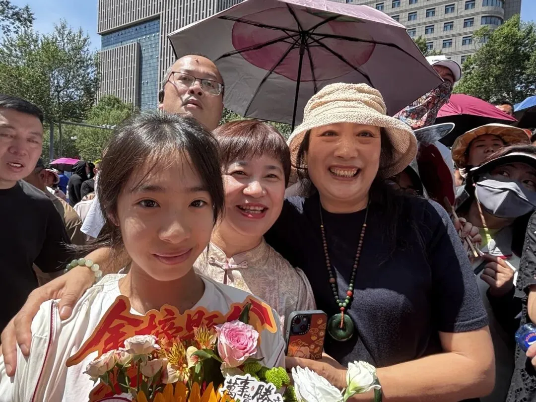【繁荣学校·直击中考】红装相伴 暖心护航——2026届吉林省实验繁荣学校带考掠影(一)-第34张图片-四季读书网