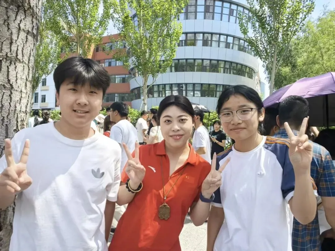 【繁荣学校·直击中考】红装相伴 暖心护航——2026届吉林省实验繁荣学校带考掠影(一)-第36张图片-四季读书网