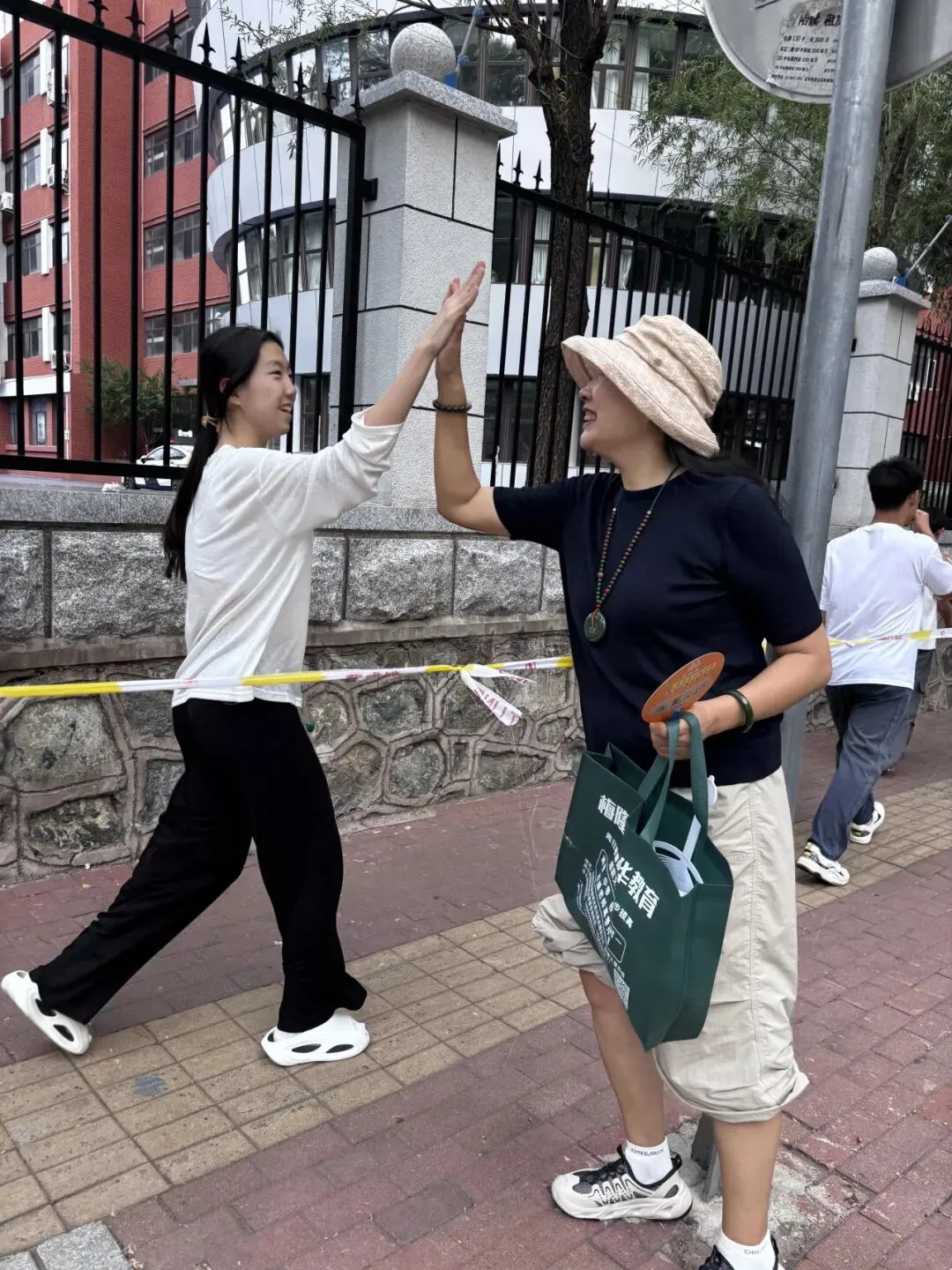 【繁荣学校·直击中考】红装相伴 暖心护航——2026届吉林省实验繁荣学校带考掠影(一)-第43张图片-四季读书网
