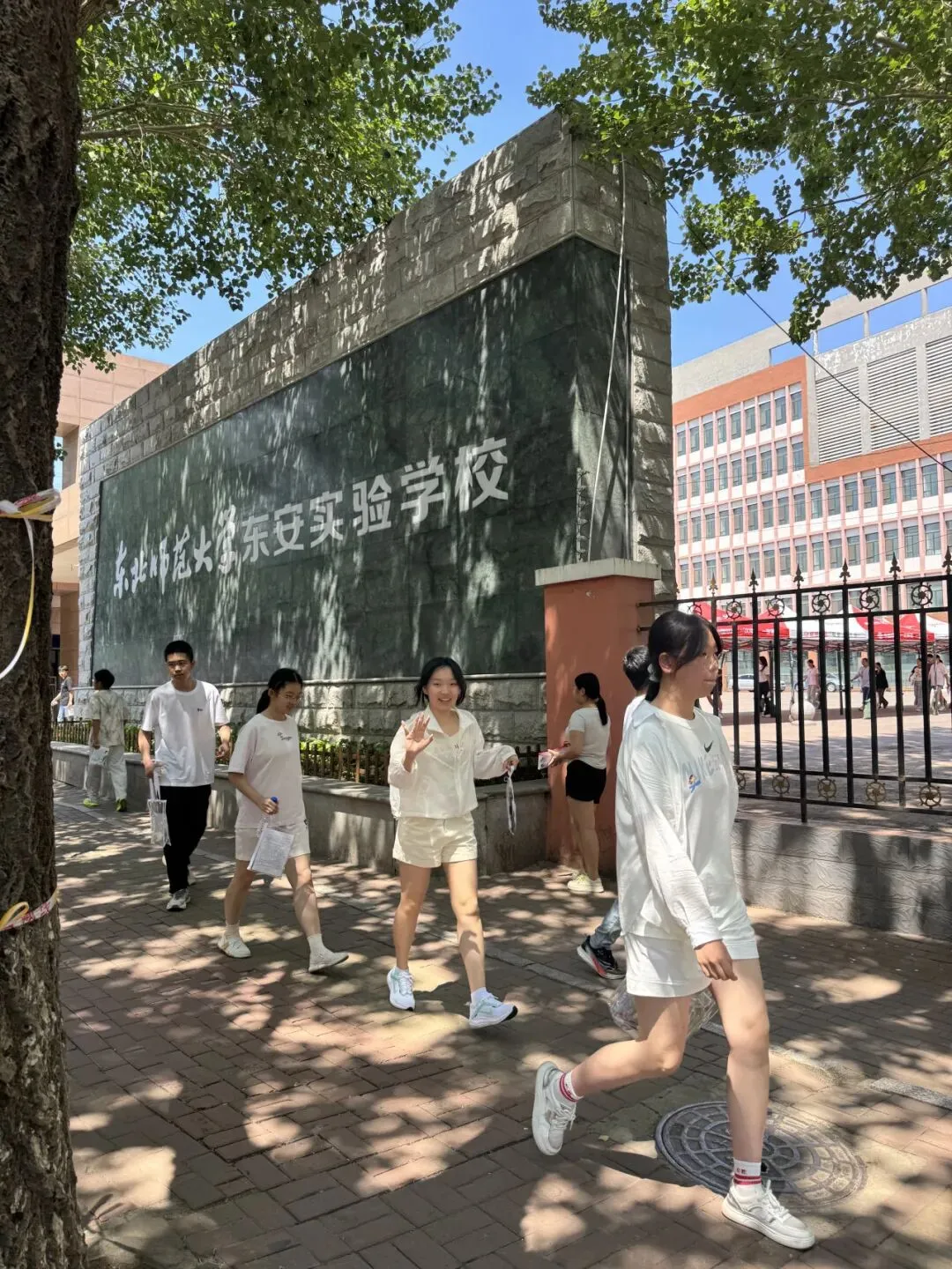 【繁荣学校·直击中考】红装相伴 暖心护航——2026届吉林省实验繁荣学校带考掠影(一)-第44张图片-四季读书网