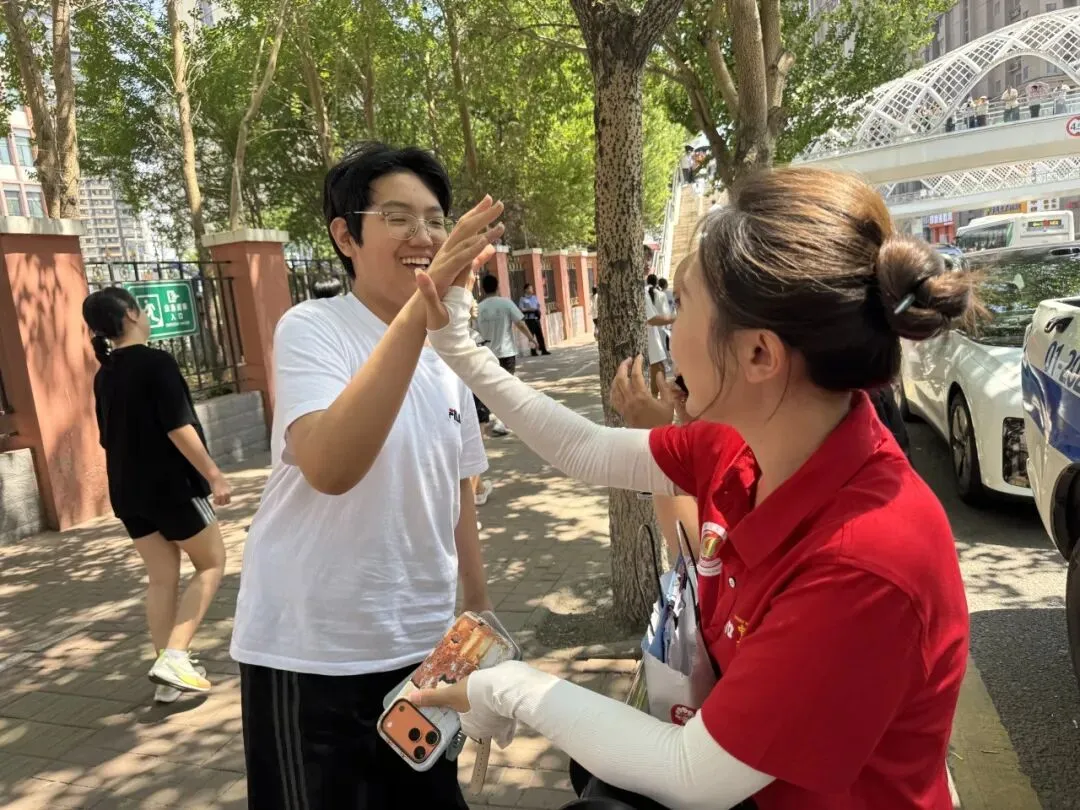 【繁荣学校·直击中考】红装相伴 暖心护航——2026届吉林省实验繁荣学校带考掠影(一)-第45张图片-四季读书网