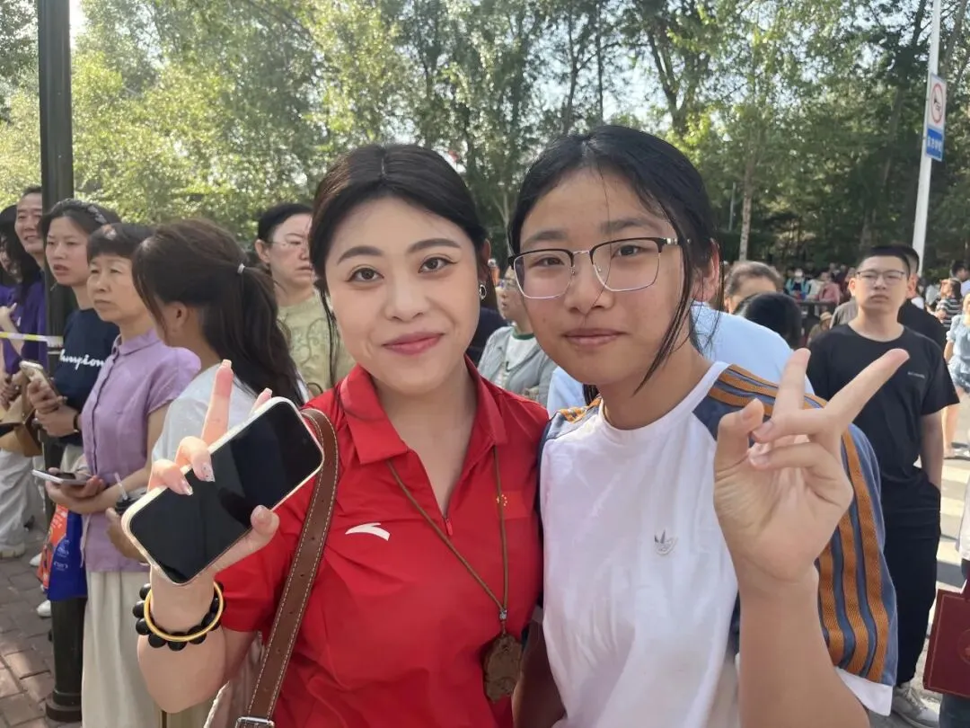 【繁荣学校·直击中考】红装相伴 暖心护航——2026届吉林省实验繁荣学校带考掠影(一)-第47张图片-四季读书网
