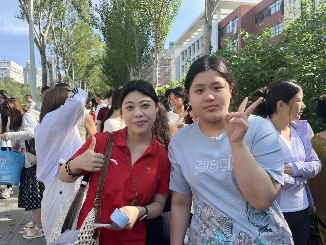 【繁荣学校·直击中考】红装相伴 暖心护航——2026届吉林省实验繁荣学校带考掠影(一)-第49张图片-四季读书网