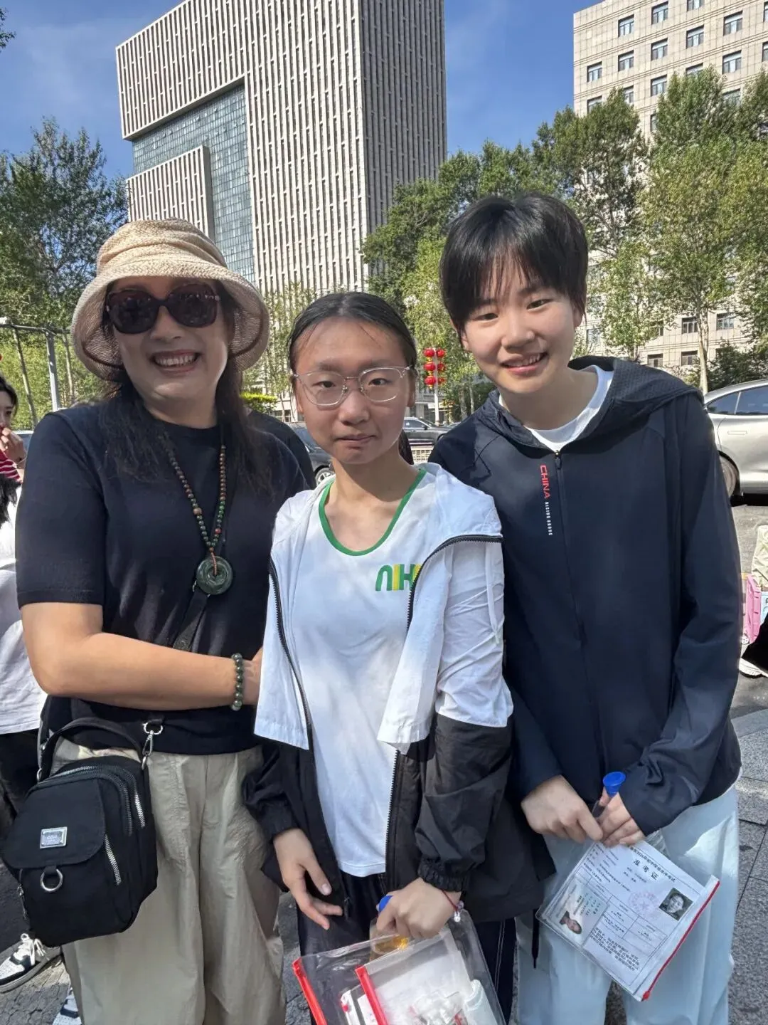 【繁荣学校·直击中考】红装相伴 暖心护航——2026届吉林省实验繁荣学校带考掠影(一)-第51张图片-四季读书网