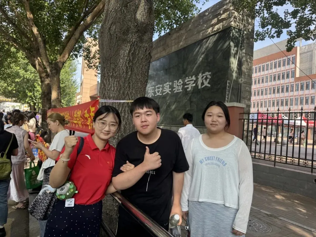 【繁荣学校·直击中考】红装相伴 暖心护航——2026届吉林省实验繁荣学校带考掠影(一)-第61张图片-四季读书网