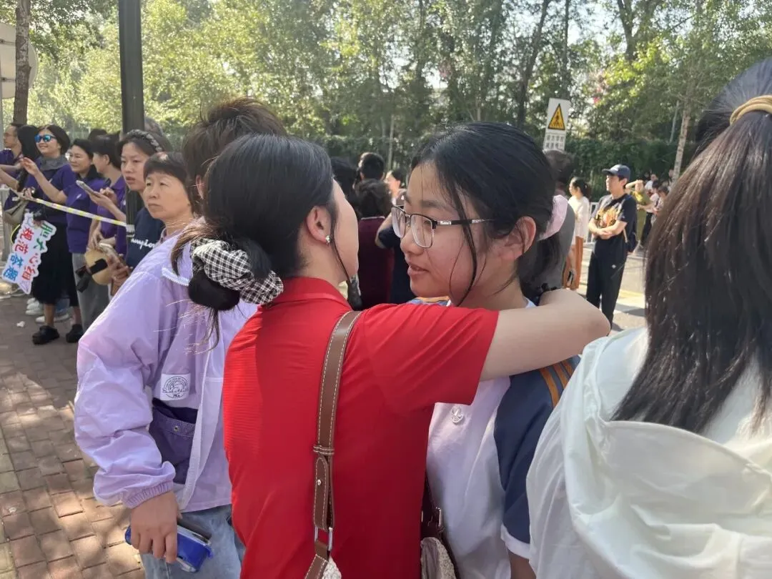 【繁荣学校·直击中考】红装相伴 暖心护航——2026届吉林省实验繁荣学校带考掠影(一)-第62张图片-四季读书网