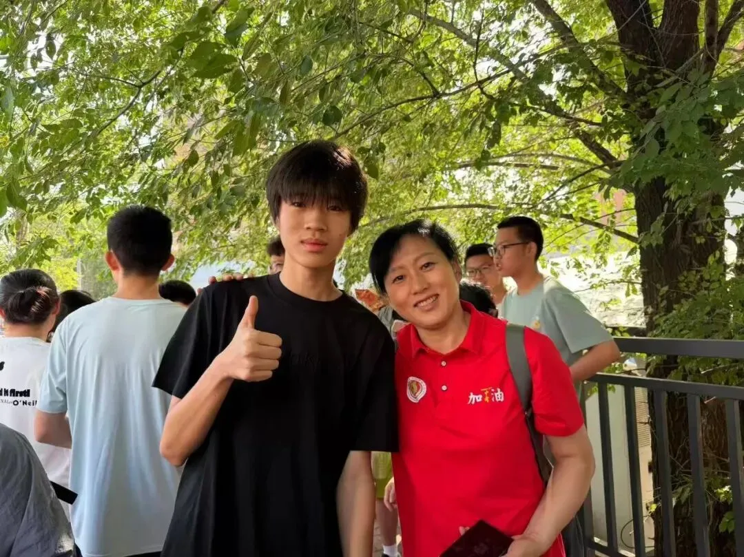 【繁荣学校·直击中考】红装相伴 暖心护航——2026届吉林省实验繁荣学校带考掠影(一)-第63张图片-四季读书网