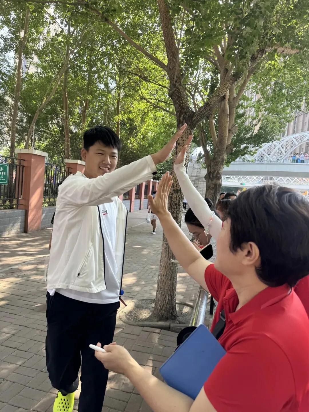 【繁荣学校·直击中考】红装相伴 暖心护航——2026届吉林省实验繁荣学校带考掠影(一)-第70张图片-四季读书网