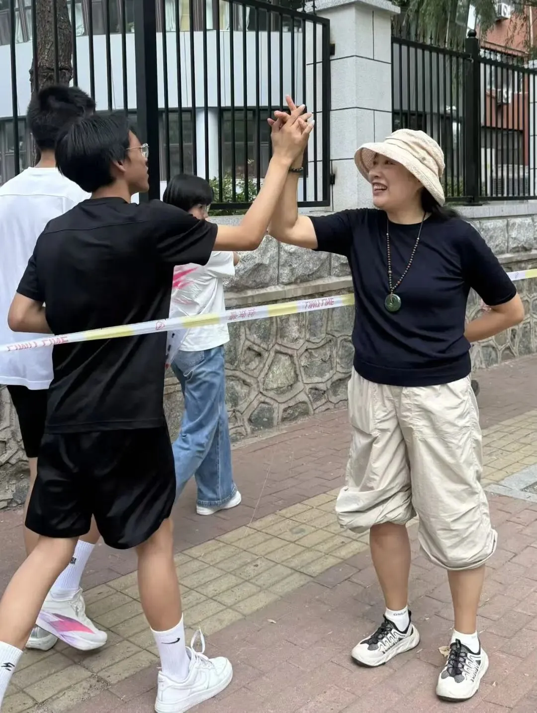【繁荣学校·直击中考】红装相伴 暖心护航——2026届吉林省实验繁荣学校带考掠影(一)-第71张图片-四季读书网