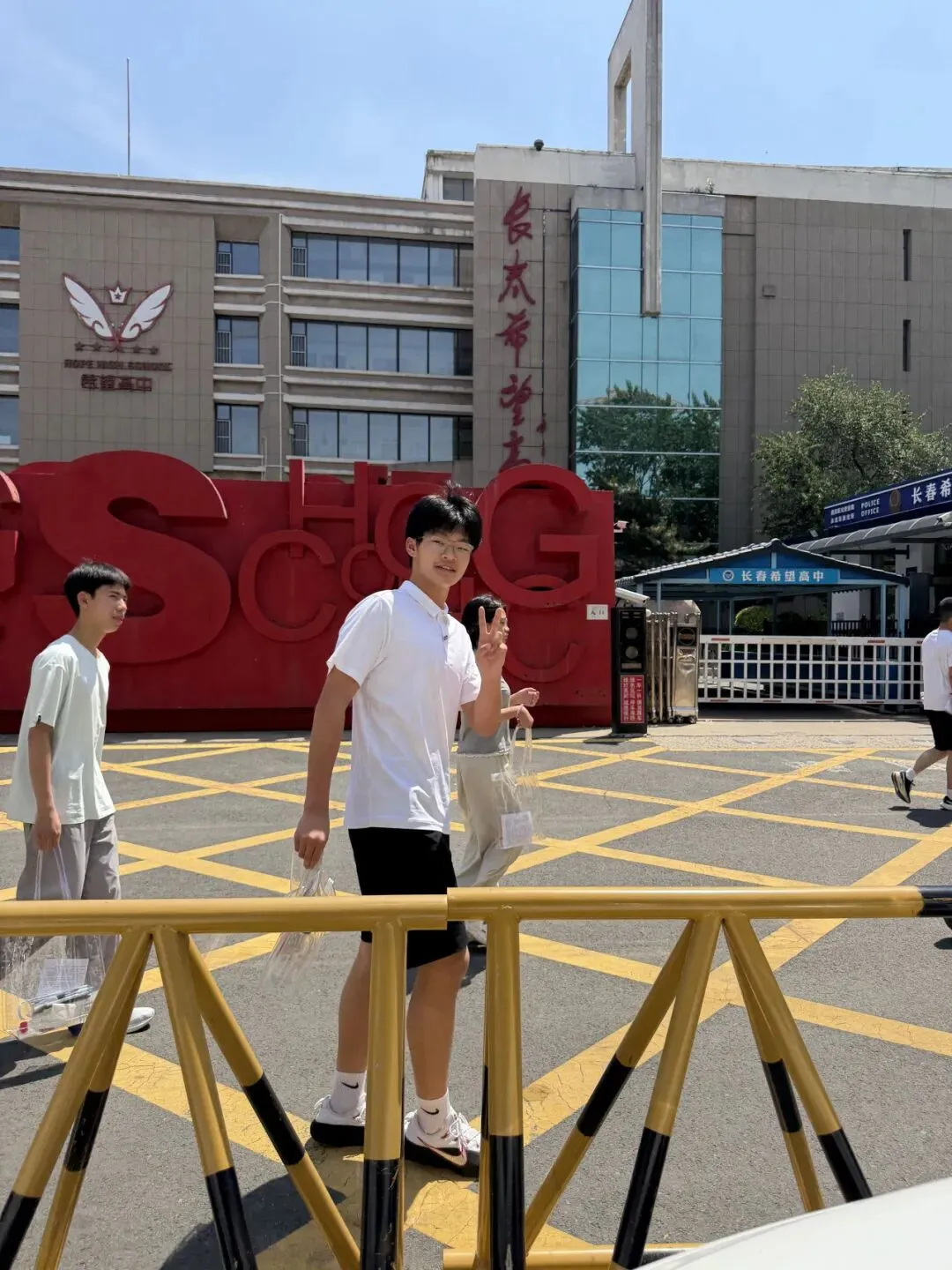 【繁荣学校·直击中考】红装相伴 暖心护航——2026届吉林省实验繁荣学校带考掠影(一)-第72张图片-四季读书网