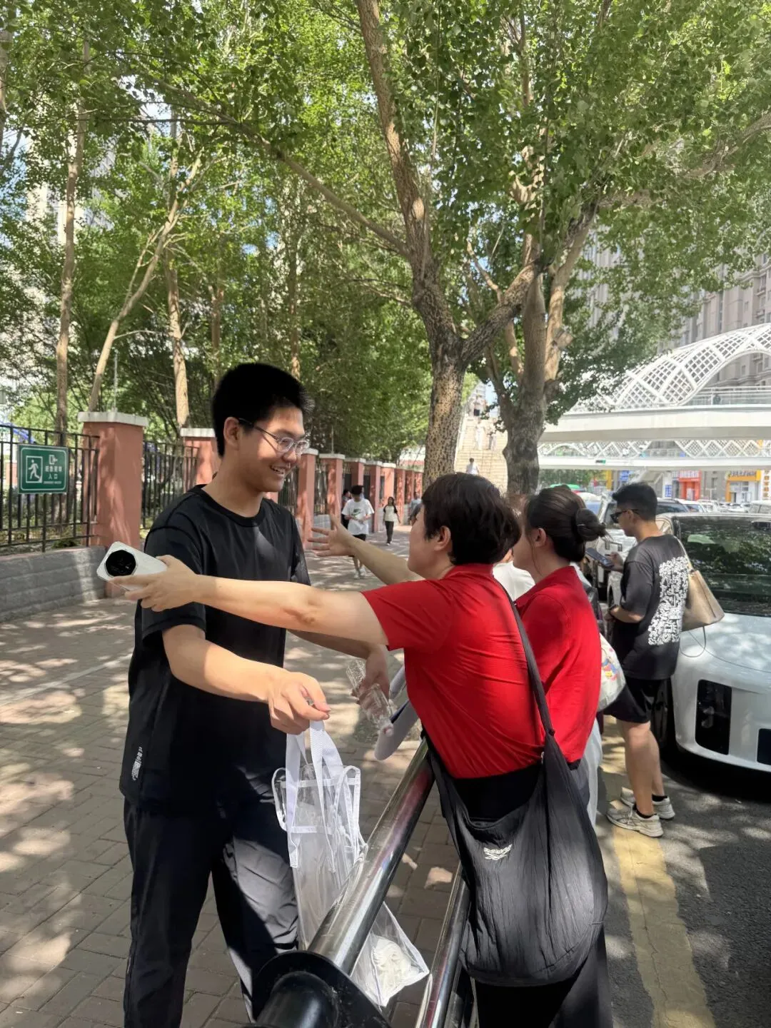 【繁荣学校·直击中考】红装相伴 暖心护航——2026届吉林省实验繁荣学校带考掠影(一)-第74张图片-四季读书网