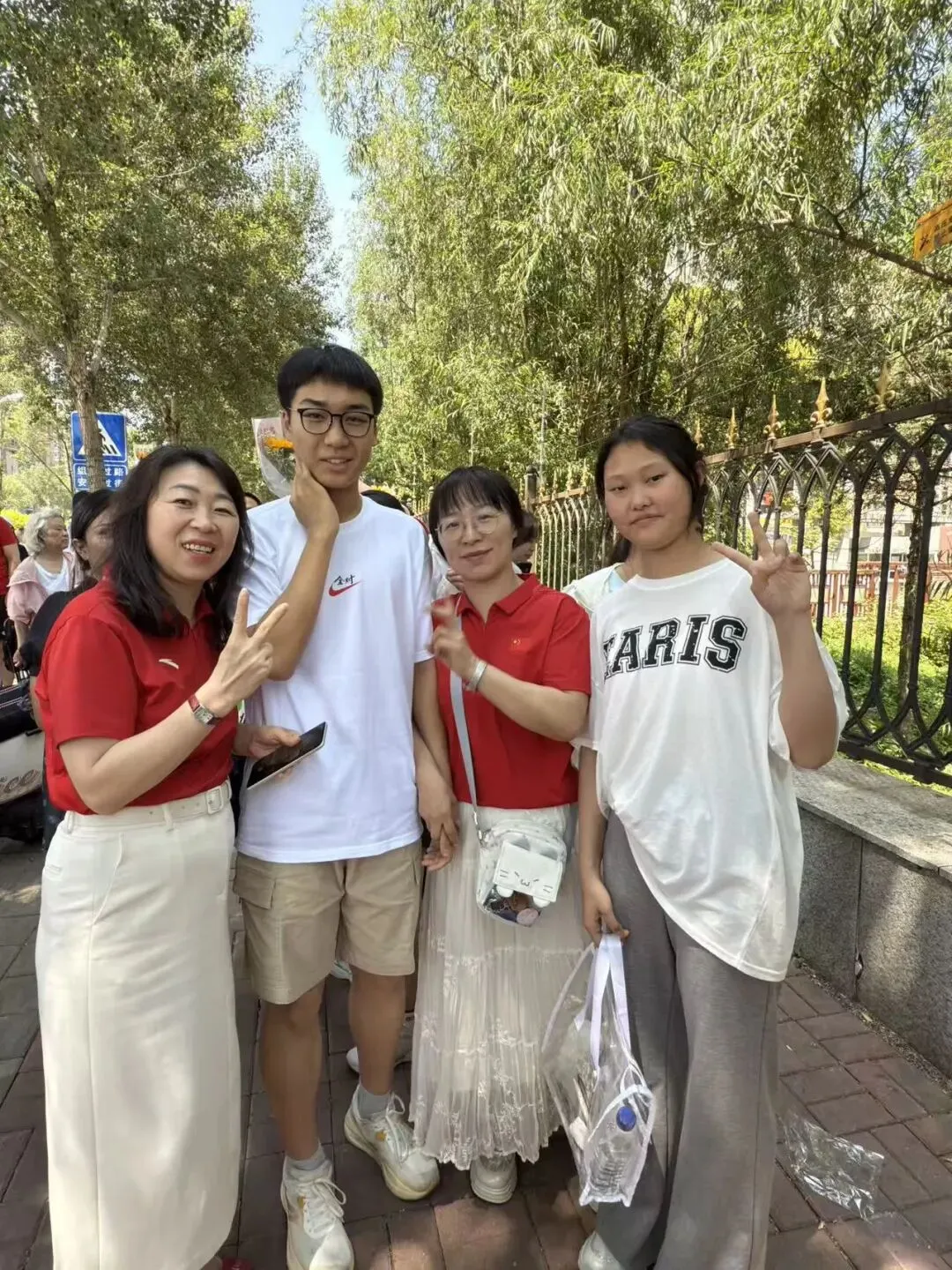 【繁荣学校·直击中考】红装相伴 暖心护航——2026届吉林省实验繁荣学校带考掠影(一)-第75张图片-四季读书网