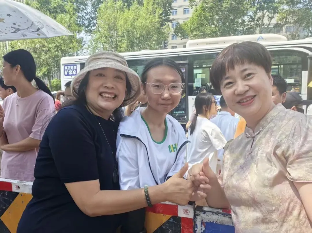 【繁荣学校·直击中考】红装相伴 暖心护航——2026届吉林省实验繁荣学校带考掠影(一)-第76张图片-四季读书网
