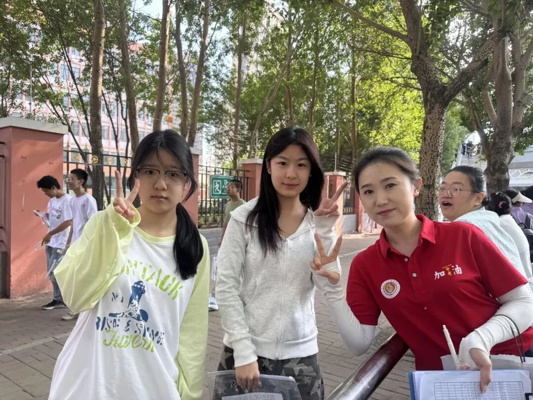 【繁荣学校·直击中考】红装相伴 暖心护航——2026届吉林省实验繁荣学校带考掠影(一)-第77张图片-四季读书网