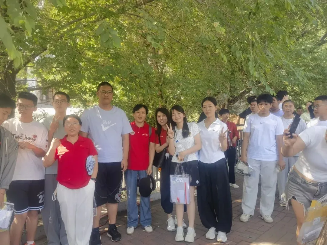 【繁荣学校·直击中考】红装相伴 暖心护航——2026届吉林省实验繁荣学校带考掠影(一)-第80张图片-四季读书网