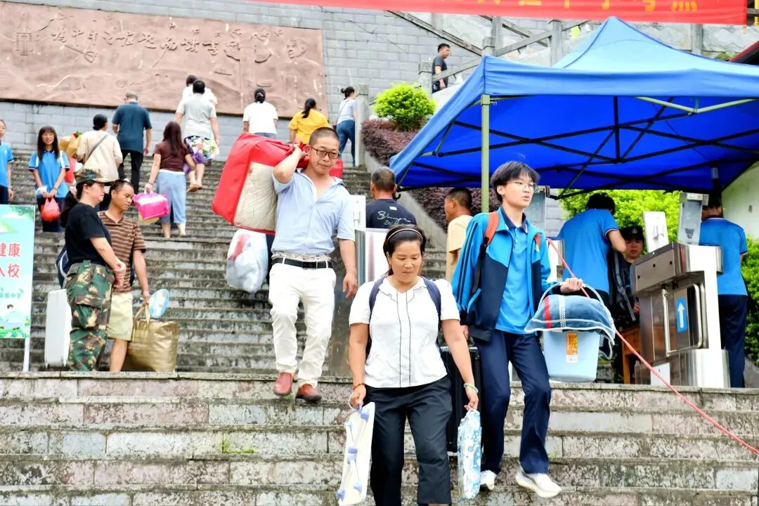 中考落幕 少年逐梦启航!龙胜各族自治县实验中学2026年中考顺利结束-第3张图片-四季读书网