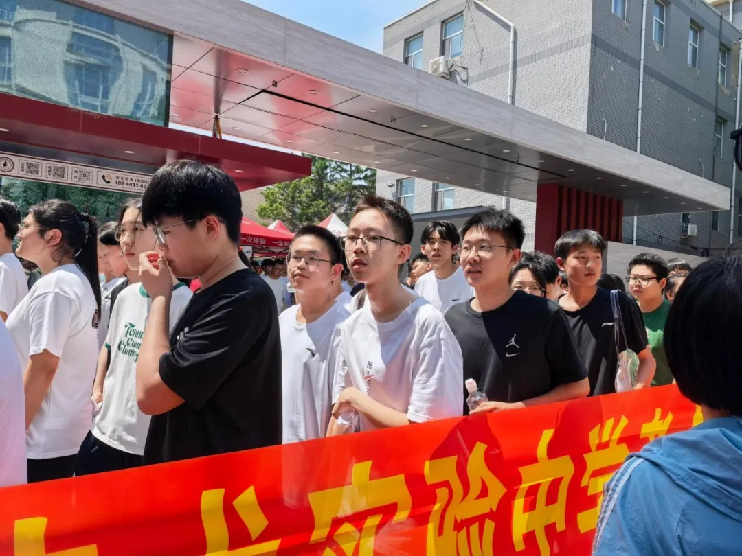 【魅力学府|直击中考】 你执笔奔赴梦想,我满怀温情守望——2026届吉林省实验中学教师团队带考掠影(一)-第48张图片-四季读书网