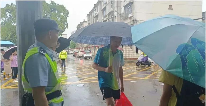 四天风雨兼程 柳州警方护航中考圆满收官-第5张图片-四季读书网