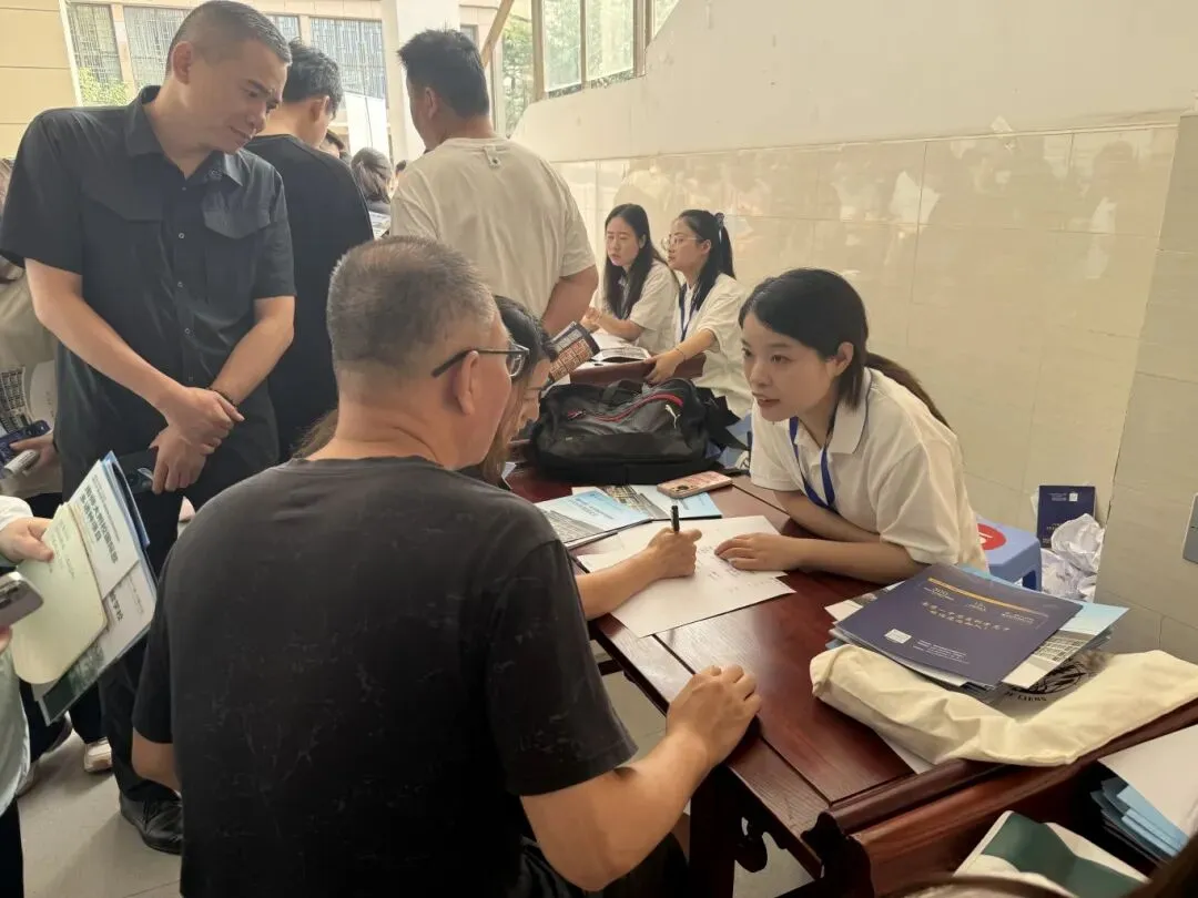 择校难题一站式解答!栖霞区2026年中考招生咨询会成功举办-第4张图片-四季读书网