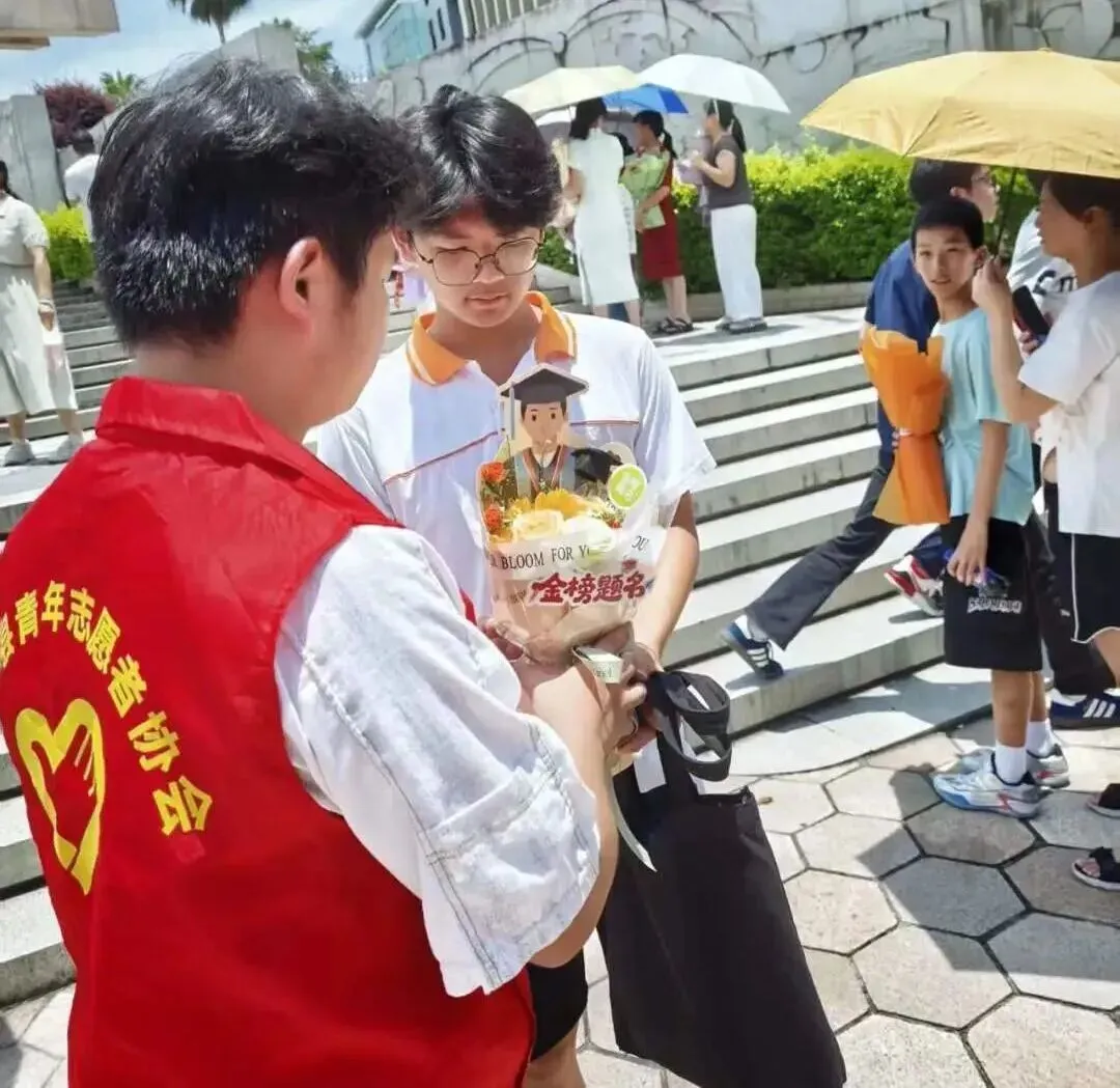 护航中考、保障龙舟赛事、服务基层......青年志愿者多维志愿服务暖心惠民-第3张图片-四季读书网