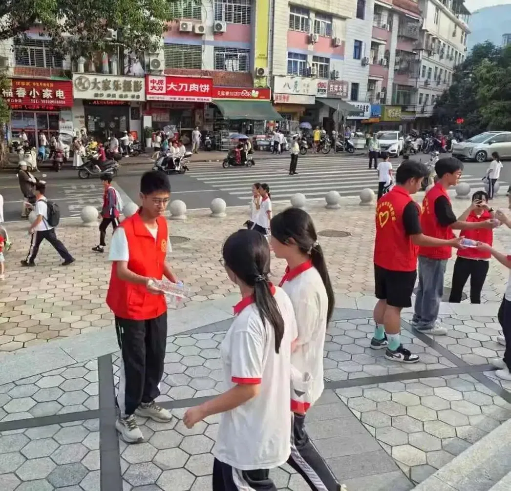 护航中考、保障龙舟赛事、服务基层......青年志愿者多维志愿服务暖心惠民-第4张图片-四季读书网
