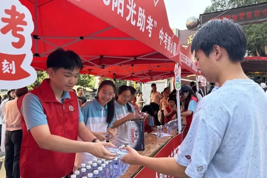 护航中考、保障龙舟赛事、服务基层......青年志愿者多维志愿服务暖心惠民-第7张图片-四季读书网