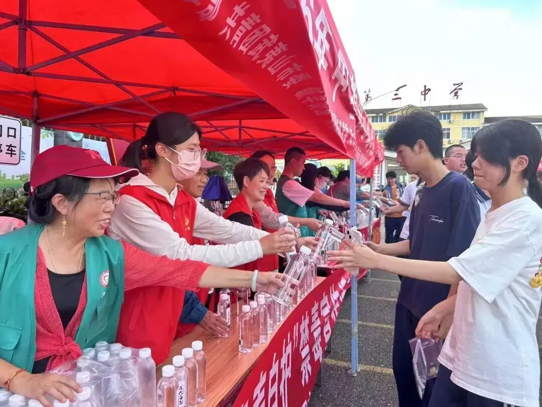 护航中考、保障龙舟赛事、服务基层......青年志愿者多维志愿服务暖心惠民-第10张图片-四季读书网