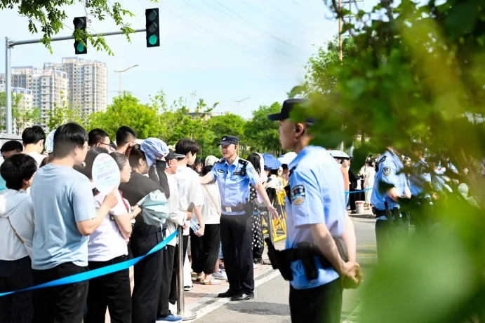 【护航中考】你逐梦,我守护!冰城公安圆满“交卷”-第8张图片-四季读书网