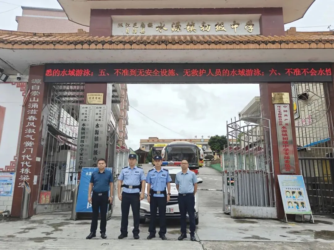 环江公安全力护航中考 平安“警”相随-第2张图片-四季读书网