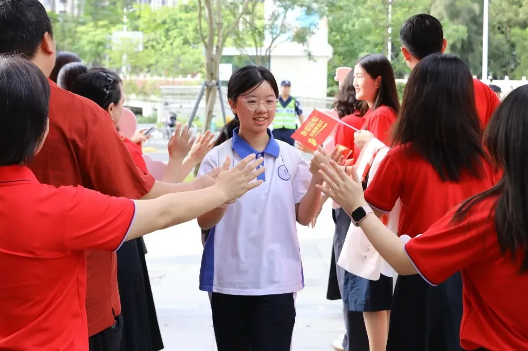 中考首日图鉴|那一抹红,和那一群追梦的少年-第6张图片-四季读书网