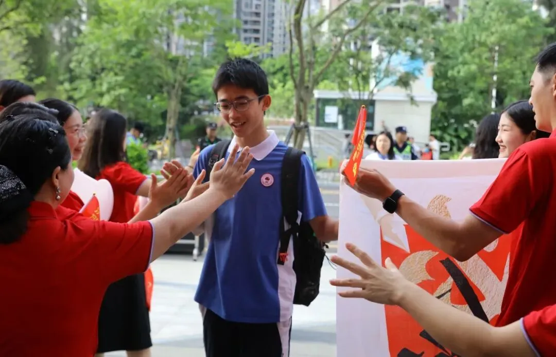 中考首日图鉴|那一抹红,和那一群追梦的少年-第9张图片-四季读书网