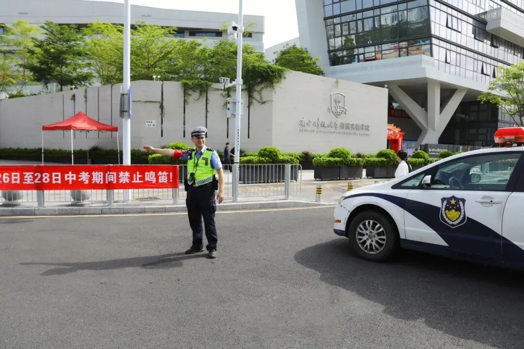 中考首日图鉴|那一抹红,和那一群追梦的少年-第10张图片-四季读书网