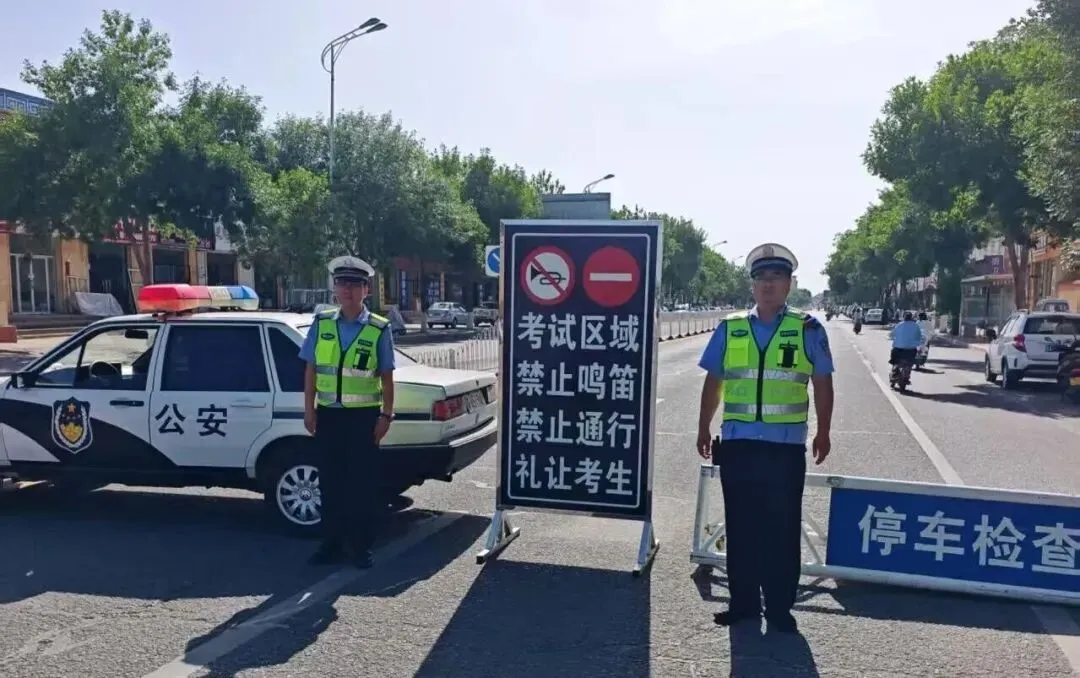 藏蓝护芳华 护航中考路——托克托县公安局全力守护学子逐梦征程-第4张图片-四季读书网 藏蓝护芳华 护航中考路——托克托县公安局全力守护学子逐梦征程-第4张图片-四季读书网