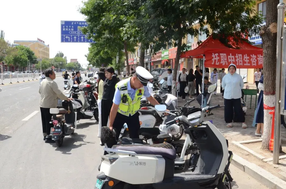藏蓝护芳华 护航中考路——托克托县公安局全力守护学子逐梦征程-第5张图片-四季读书网 藏蓝护芳华 护航中考路——托克托县公安局全力守护学子逐梦征程-第5张图片-四季读书网