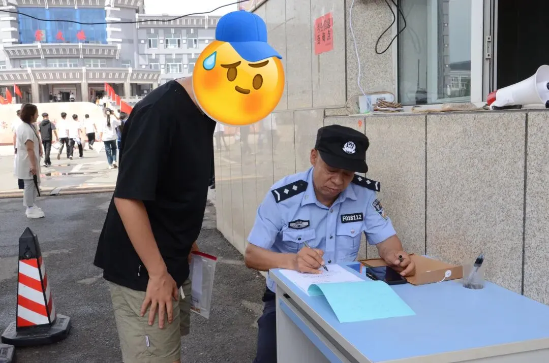 藏蓝护芳华 护航中考路——托克托县公安局全力守护学子逐梦征程-第8张图片-四季读书网 藏蓝护芳华 护航中考路——托克托县公安局全力守护学子逐梦征程-第8张图片-四季读书网