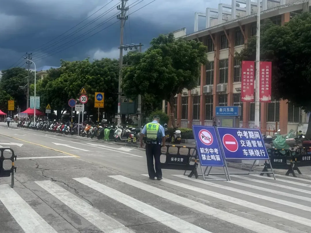 中考收官!保亭公安交警与考生一起圆满“交卷”,暑期安全出行锦囊请收好→-第14张图片-四季读书网