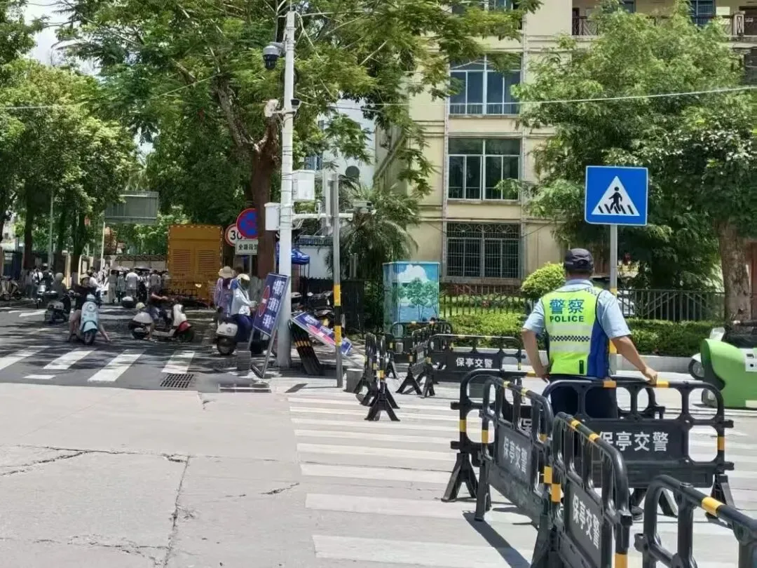 中考收官!保亭公安交警与考生一起圆满“交卷”,暑期安全出行锦囊请收好→-第18张图片-四季读书网